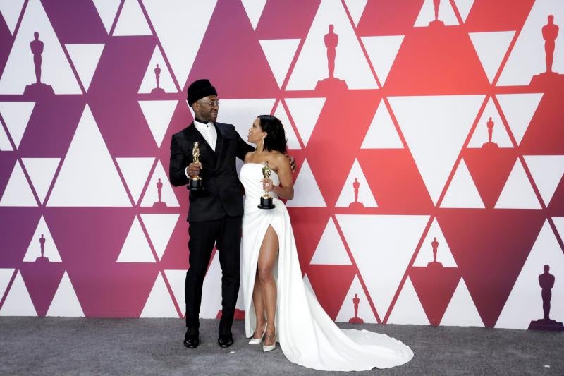 Regina King estaba despampanante con un Óscar de la Renta blanco sin breteles, con una abertura que dejaba al descubierto su pierna izquierda y una cola muy favorecedora.