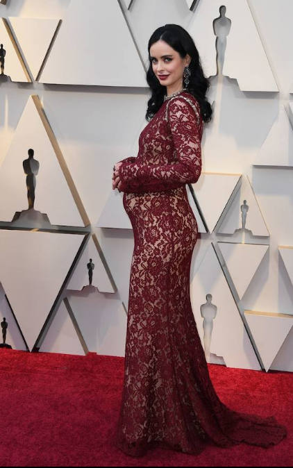Krysten Ritter lució un vestido granate de encaje de Reem Acra. La actriz optó por un ajustado diseño muy anticuado.