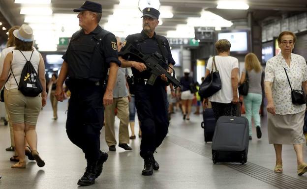 Policías nacionales vigilan Atocha. 