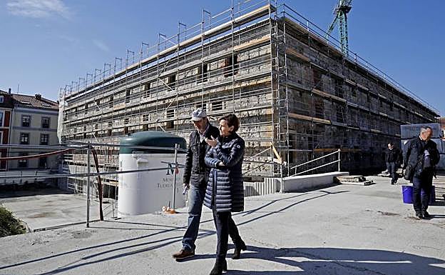 La alcaldesa, durante la visita al edificio de Tabacalera.