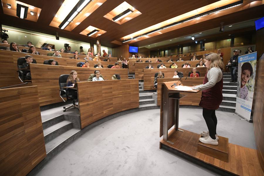 Sesenta alumnos Educación Infantil y Primaria de los colegios Lorenzo Novo Mier y Veneranda Manzano de Oviedo han participado en un Pleno en la Junta General en el que han reflexionado sobre la igualdad. La iniciativa forma parte del programa 'Abraza tus valores' de Aldeas Infantiles SOS.