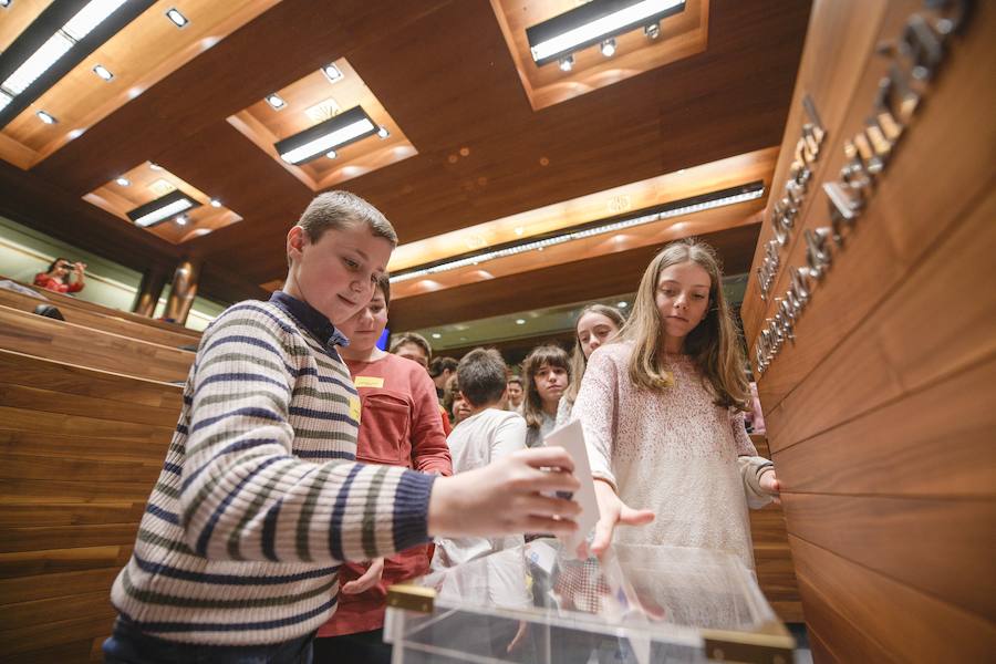 Sesenta alumnos Educación Infantil y Primaria de los colegios Lorenzo Novo Mier y Veneranda Manzano de Oviedo han participado en un Pleno en la Junta General en el que han reflexionado sobre la igualdad. La iniciativa forma parte del programa 'Abraza tus valores' de Aldeas Infantiles SOS.