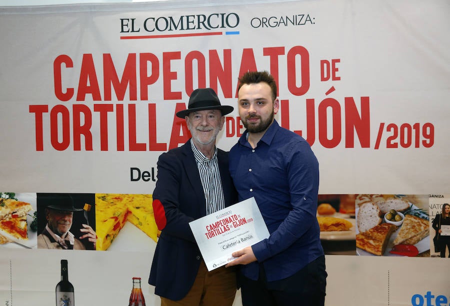 El concurso de tortilllas de EL COMERCIO ya tiene los ganadores de esta última edición. Café Ronaike se lleva el primer premio en la categoría de Tortilla tradicional' y cafetería Europa es el ganador de la 'Tortilla con'