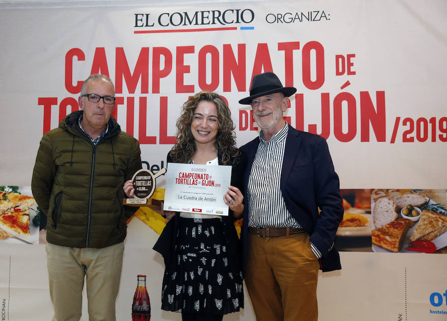 El concurso de tortilllas de EL COMERCIO ya tiene los ganadores de esta última edición. Café Ronaike se lleva el primer premio en la categoría de Tortilla tradicional' y cafetería Europa es el ganador de la 'Tortilla con'