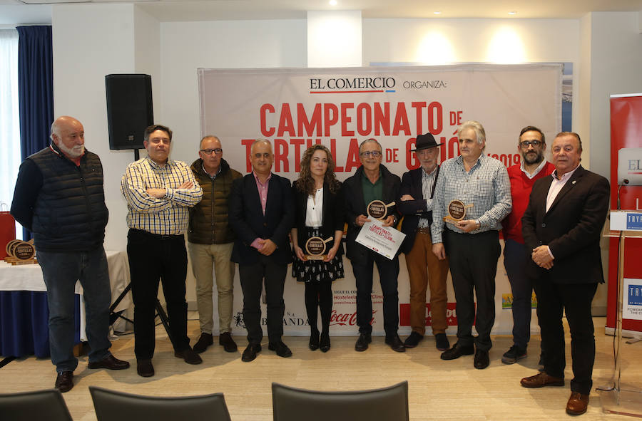 El concurso de tortilllas de EL COMERCIO ya tiene los ganadores de esta última edición. Café Ronaike se lleva el primer premio en la categoría de Tortilla tradicional' y cafetería Europa es el ganador de la 'Tortilla con'