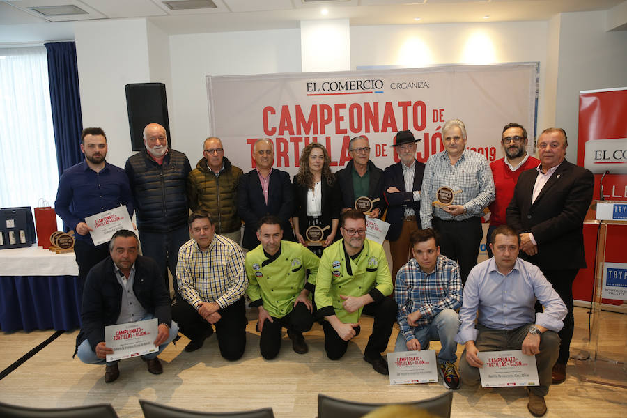 El concurso de tortilllas de EL COMERCIO ya tiene los ganadores de esta última edición. Café Ronaike se lleva el primer premio en la categoría de Tortilla tradicional' y cafetería Europa es el ganador de la 'Tortilla con'
