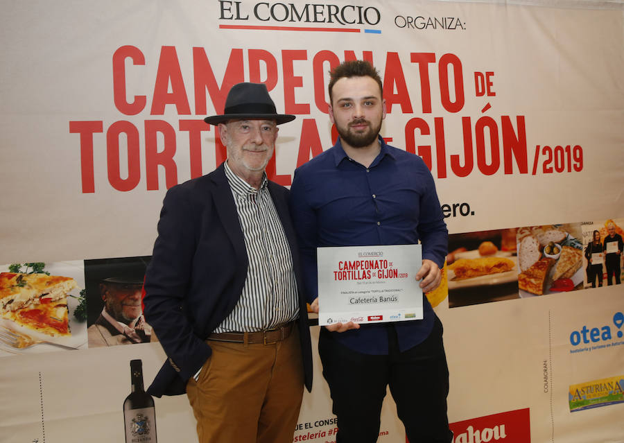 El concurso de tortilllas de EL COMERCIO ya tiene los ganadores de esta última edición. Café Ronaike se lleva el primer premio en la categoría de Tortilla tradicional' y cafetería Europa es el ganador de la 'Tortilla con'