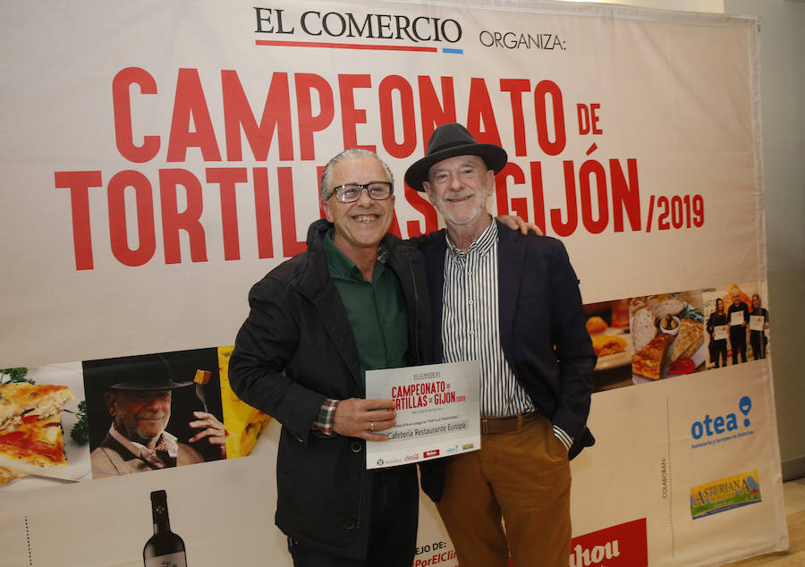 El concurso de tortilllas de EL COMERCIO ya tiene los ganadores de esta última edición. Café Ronaike se lleva el primer premio en la categoría de Tortilla tradicional' y cafetería Europa es el ganador de la 'Tortilla con'