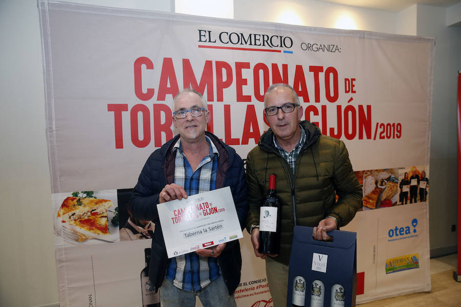 El concurso de tortilllas de EL COMERCIO ya tiene los ganadores de esta última edición. Café Ronaike se lleva el primer premio en la categoría de Tortilla tradicional' y cafetería Europa es el ganador de la 'Tortilla con'