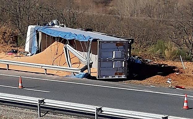 Estado en el que quedó el camión tras el accidente.
