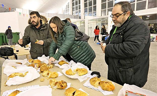 Concurso de tortillas salonas y bollos preñados en Pola de Siero. 