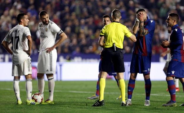 El colegiado Iglesias Villanueva, tras pitar el primero de los dos penaltis del Levante-Real Madrid de la jornada pasada.