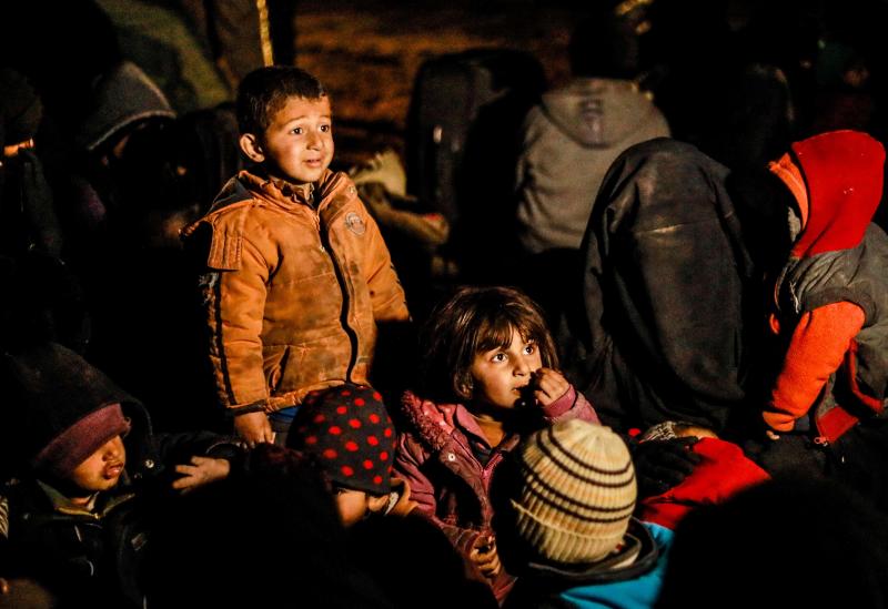 La guerra sigue sacudiendo Siria. La población del país convive día a día con los bombardeos y las pérdidas, materiales y humanas, que dejan tras de sí. La lucha en el último reducto del Estado Islámico en el país deja cientos de desplazados.