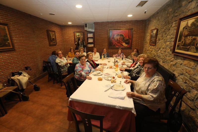 Los encuentros entre mujeres dominaron en la noche avilesina de Comadres.
