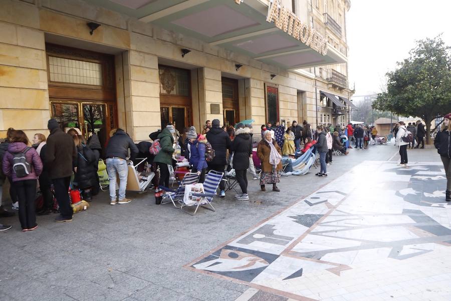 Cientos de personas esperaban esta mañana a la entrada del teatro para adquirir pases que les asegure una butaca en el teatro este fin de semana