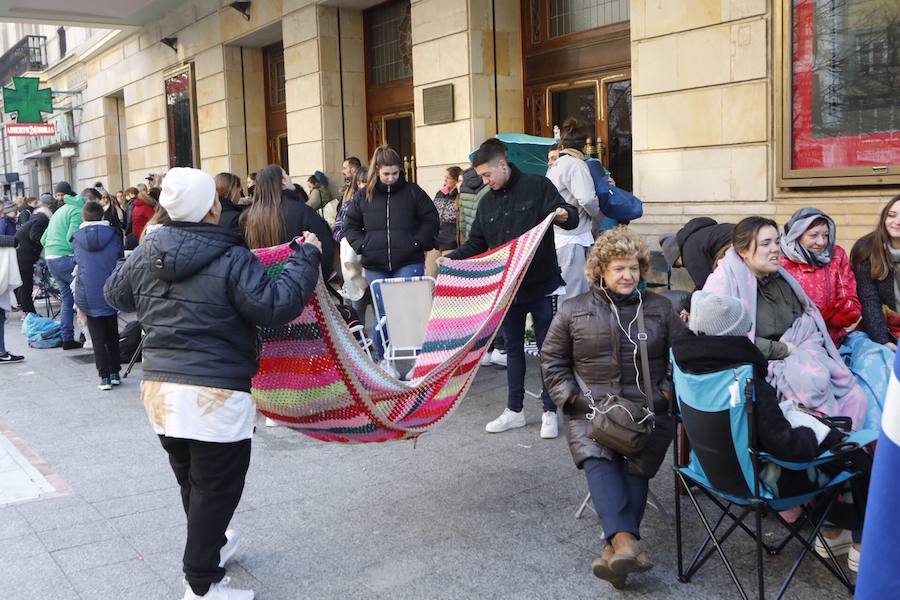 Cientos de personas esperaban esta mañana a la entrada del teatro para adquirir pases que les asegure una butaca en el teatro este fin de semana