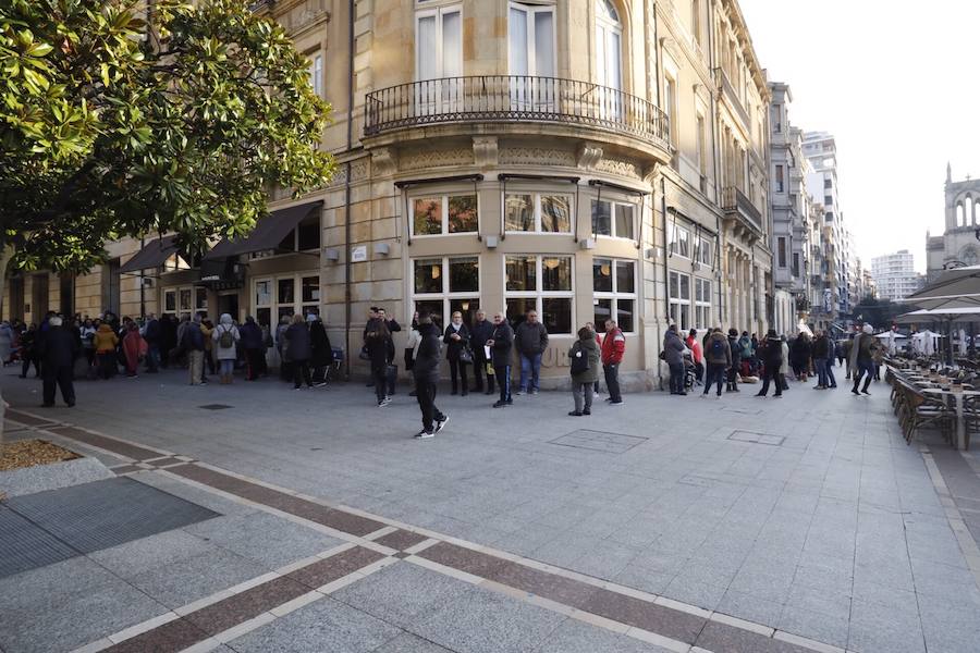 Cientos de personas esperaban esta mañana a la entrada del teatro para adquirir pases que les asegure una butaca en el teatro este fin de semana