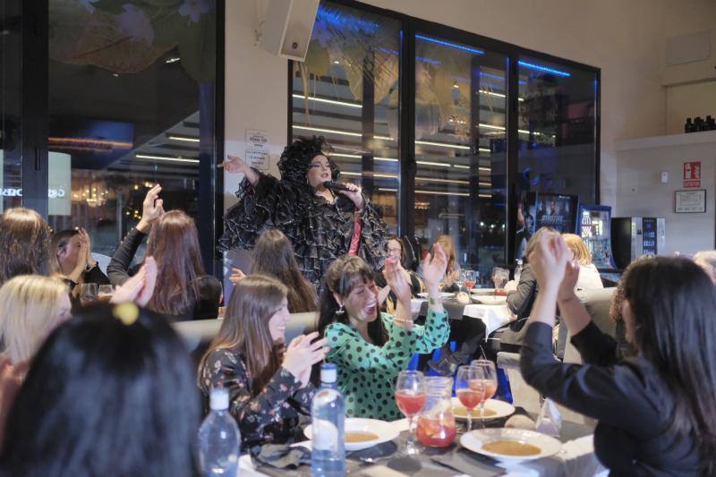 Hoy es la noche de las mujeres y Gijón lo sabe. El acto oficial, que tuvo lugar en la Sala Acapulco con la tertulia feminista, estuvo seguido por cenas y fiestas por todos los rincones de la ciudad.