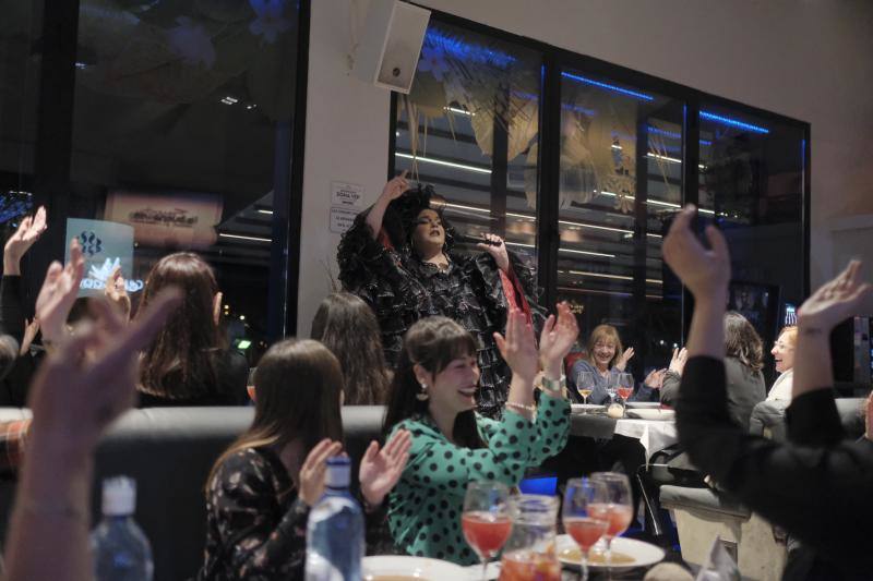 Hoy es la noche de las mujeres y Gijón lo sabe. El acto oficial, que tuvo lugar en la Sala Acapulco con la tertulia feminista, estuvo seguido por cenas y fiestas por todos los rincones de la ciudad.