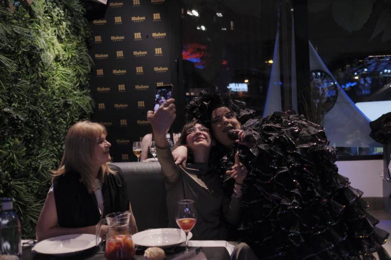 Hoy es la noche de las mujeres y Gijón lo sabe. El acto oficial, que tuvo lugar en la Sala Acapulco con la tertulia feminista, estuvo seguido por cenas y fiestas por todos los rincones de la ciudad.