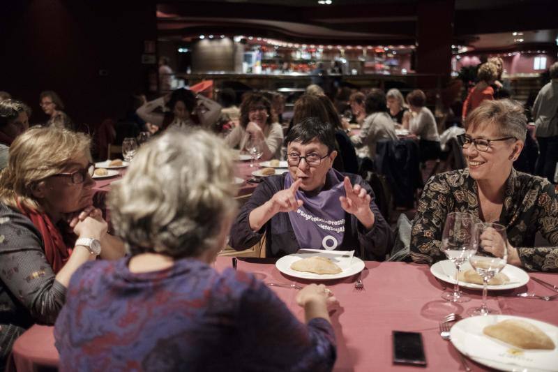 Hoy es la noche de las mujeres y Gijón lo sabe. El acto oficial, que tuvo lugar en la Sala Acapulco con la tertulia feminista, estuvo seguido por cenas y fiestas por todos los rincones de la ciudad.