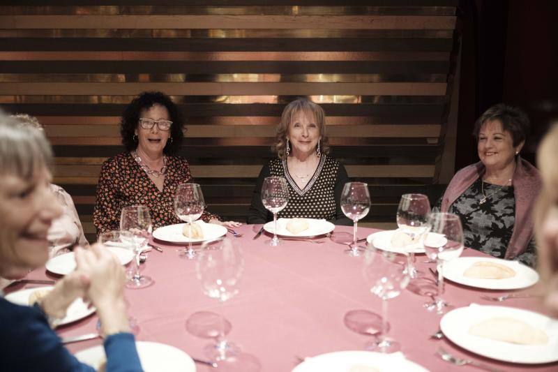 Hoy es la noche de las mujeres y Gijón lo sabe. El acto oficial, que tuvo lugar en la Sala Acapulco con la tertulia feminista, estuvo seguido por cenas y fiestas por todos los rincones de la ciudad.