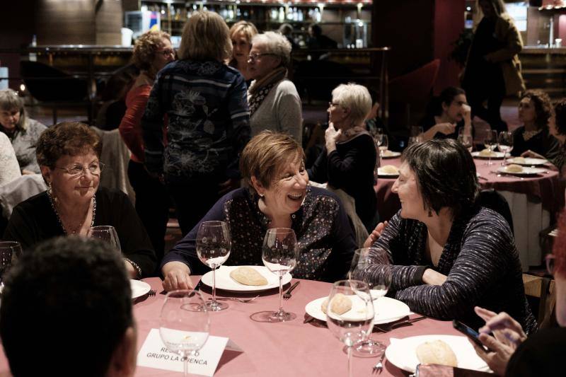 Hoy es la noche de las mujeres y Gijón lo sabe. El acto oficial, que tuvo lugar en la Sala Acapulco con la tertulia feminista, estuvo seguido por cenas y fiestas por todos los rincones de la ciudad.