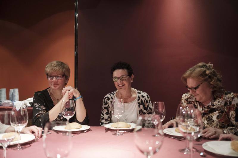 Hoy es la noche de las mujeres y Gijón lo sabe. El acto oficial, que tuvo lugar en la Sala Acapulco con la tertulia feminista, estuvo seguido por cenas y fiestas por todos los rincones de la ciudad.