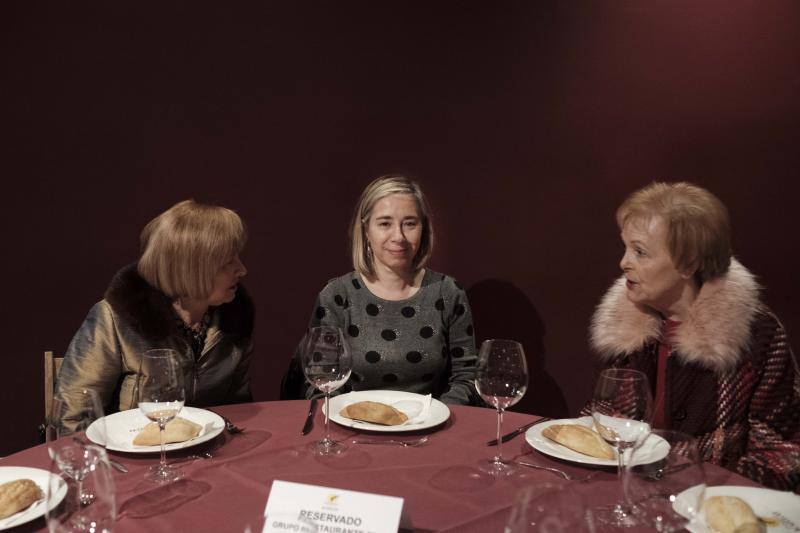 Hoy es la noche de las mujeres y Gijón lo sabe. El acto oficial, que tuvo lugar en la Sala Acapulco con la tertulia feminista, estuvo seguido por cenas y fiestas por todos los rincones de la ciudad.