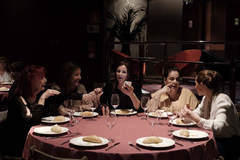 Hoy es la noche de las mujeres y Gijón lo sabe. El acto oficial, que tuvo lugar en la Sala Acapulco con la tertulia feminista, estuvo seguido por cenas y fiestas por todos los rincones de la ciudad.