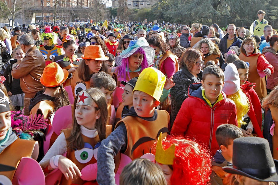 Como cada año, la zona oeste gijonesa comienza la fiesta del Antroxu por todo lo alto.