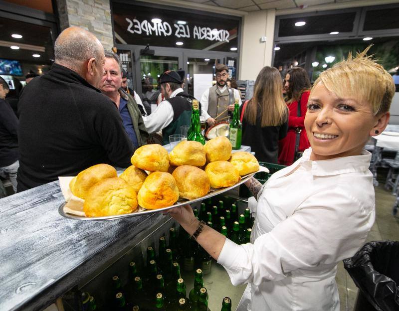 Una de las fiestas gastronómica por excelencia de Asturias por esta fechas tiene lugar en Siero y son Les COmadres. Miles de bollos preñaos para disfrutar de esta cita
