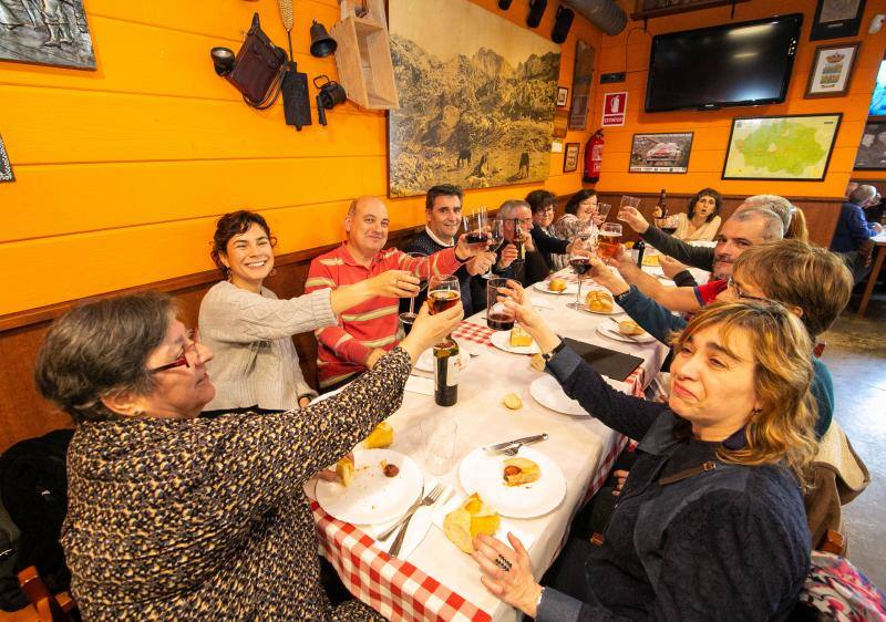 Una de las fiestas gastronómica por excelencia de Asturias por esta fechas tiene lugar en Siero y son Les COmadres. Miles de bollos preñaos para disfrutar de esta cita