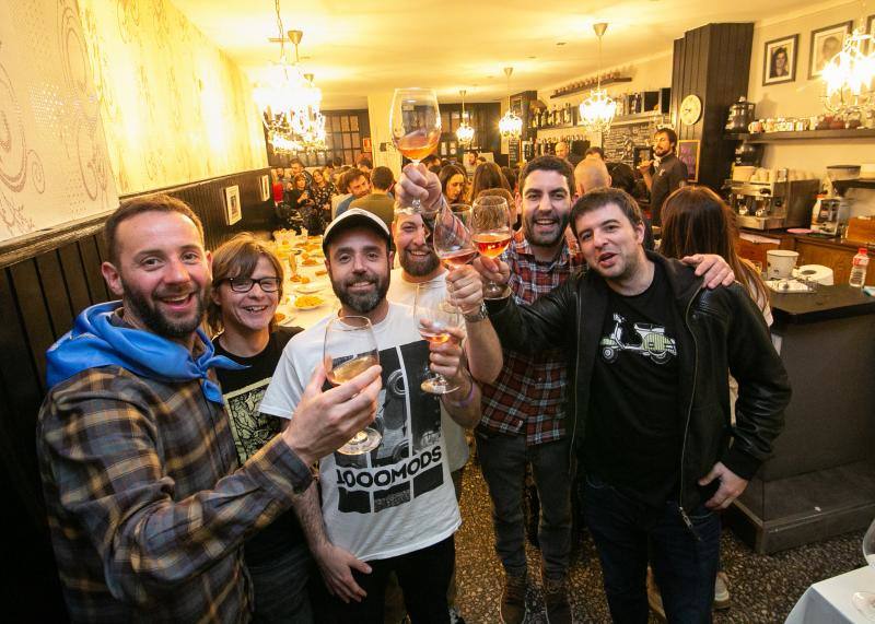 Una de las fiestas gastronómica por excelencia de Asturias por esta fechas tiene lugar en Siero y son Les COmadres. Miles de bollos preñaos para disfrutar de esta cita