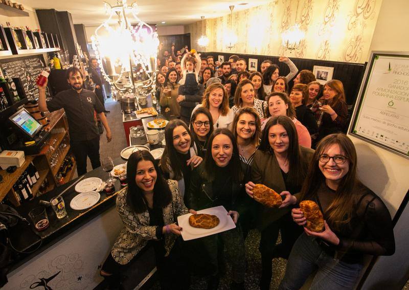 Una de las fiestas gastronómica por excelencia de Asturias por esta fechas tiene lugar en Siero y son Les COmadres. Miles de bollos preñaos para disfrutar de esta cita