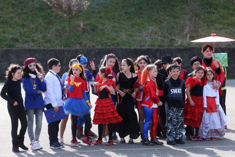 Alumnos de Infantil y Primaria hacen guiños con sus disfraces a la historia de Asturias, cine o a los clásicos héroes