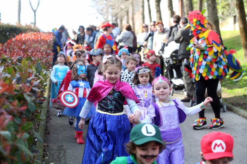 Alumnos de Infantil y Primaria hacen guiños con sus disfraces a la historia de Asturias, cine o a los clásicos héroes