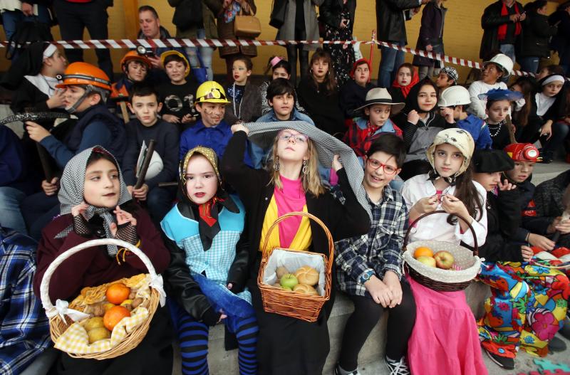 Alumnos de Infantil y Primaria hacen guiños con sus disfraces a la historia de Asturias, cine o a los clásicos héroes