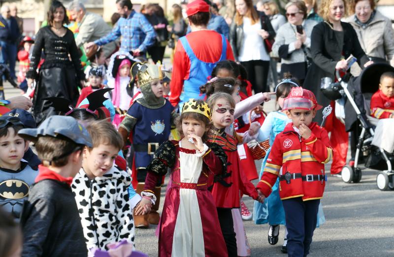 Alumnos de Infantil y Primaria hacen guiños con sus disfraces a la historia de Asturias, cine o a los clásicos héroes