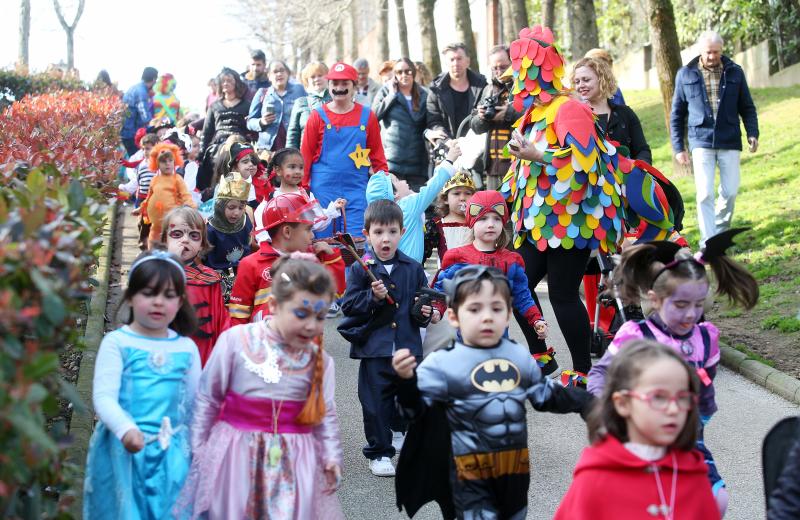 Alumnos de Infantil y Primaria hacen guiños con sus disfraces a la historia de Asturias, cine o a los clásicos héroes