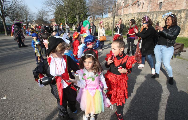 Alumnos de Infantil y Primaria hacen guiños con sus disfraces a la historia de Asturias, cine o a los clásicos héroes