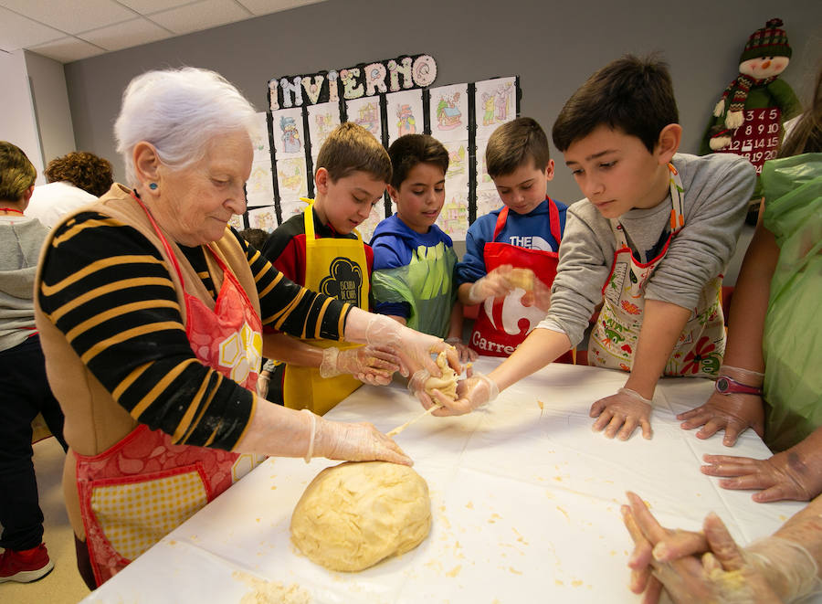 Una de las fiestas gastronómica por excelencia de Asturias por esta fechas tiene lugar en Siero y son Les COmadres. Miles de bollos preñaos para disfrutar de esta cita