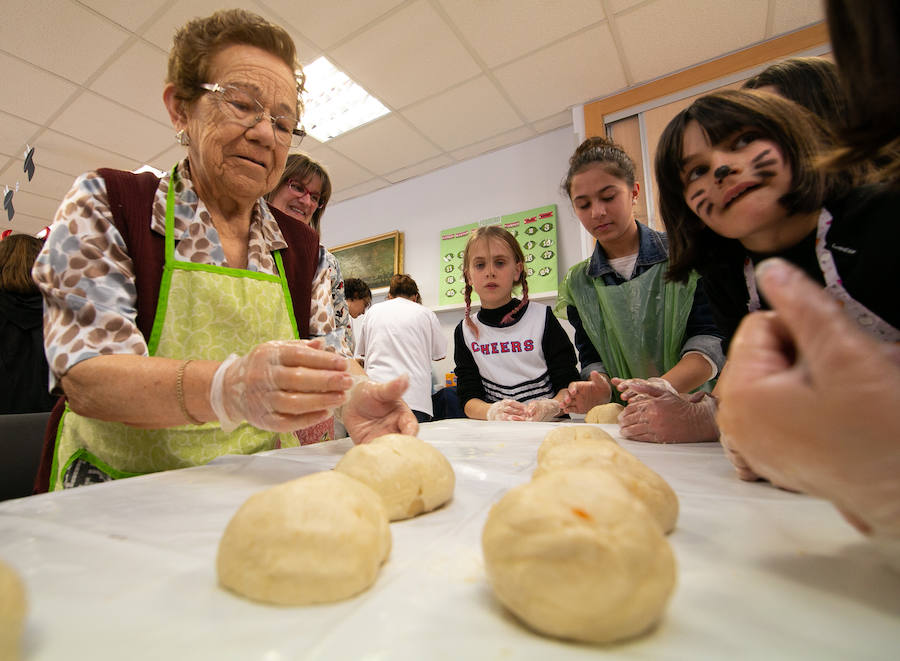 Una de las fiestas gastronómica por excelencia de Asturias por esta fechas tiene lugar en Siero y son Les COmadres. Miles de bollos preñaos para disfrutar de esta cita