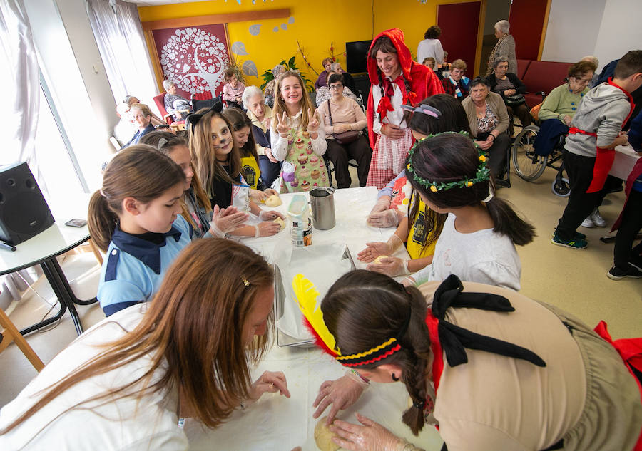 Una de las fiestas gastronómica por excelencia de Asturias por esta fechas tiene lugar en Siero y son Les COmadres. Miles de bollos preñaos para disfrutar de esta cita