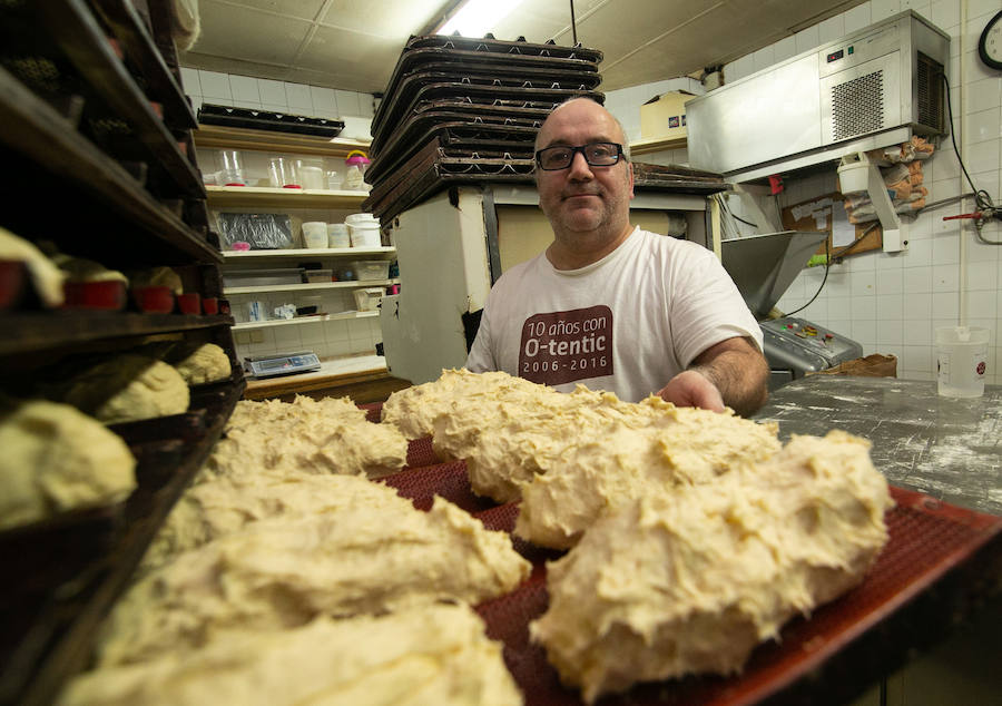 Una de las fiestas gastronómica por excelencia de Asturias por esta fechas tiene lugar en Siero y son Les COmadres. Miles de bollos preñaos para disfrutar de esta cita