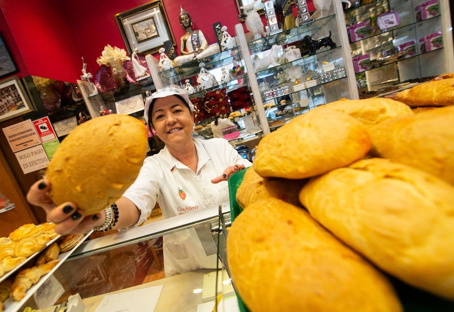 Una de las fiestas gastronómica por excelencia de Asturias por esta fechas tiene lugar en Siero y son Les COmadres. Miles de bollos preñaos para disfrutar de esta cita