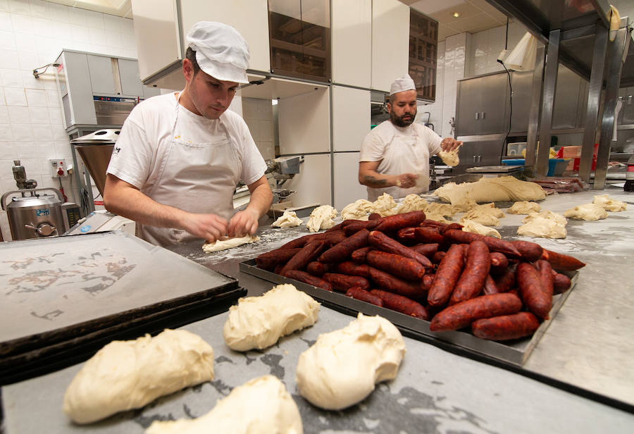 Una de las fiestas gastronómica por excelencia de Asturias por esta fechas tiene lugar en Siero y son Les COmadres. Miles de bollos preñaos para disfrutar de esta cita