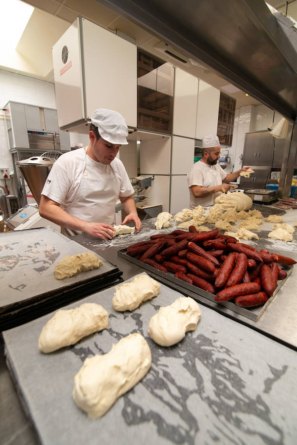 Una de las fiestas gastronómica por excelencia de Asturias por esta fechas tiene lugar en Siero y son Les COmadres. Miles de bollos preñaos para disfrutar de esta cita