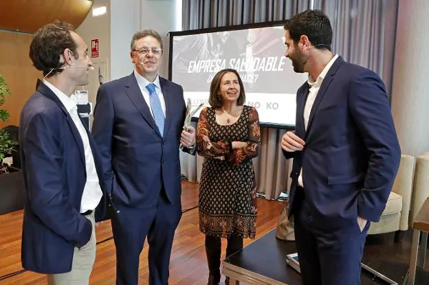 Óscar Espiñeira, Alberto Suárez Braña, Leticia Bilbao y Rubén Hidalgo, antes del acto. 