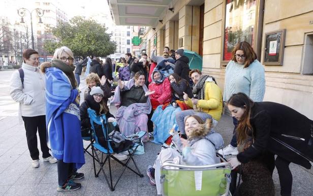 Antroxu en Gijón: largas colas en el Jovellanos para disfrutar del concurso de charangas